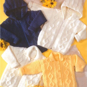 Könnte beinhalten: Drei gestrickte Babyjacken in Blau, Weiß und Gelb mit einem Zopfmuster. Die Jacken haben Kapuzen und werden mit einem Reißverschluss oder Knöpfen vorne geschlossen.