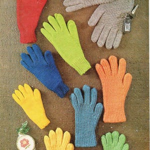 Puede incluir: Surtido de diez pares de guantes de punto en varios colores, incluyendo rojo, gris, verde, azul, amarillo y naranja. Los guantes se muestran sobre una superficie marrón texturizada.