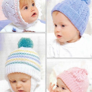 Könnte beinhalten: Vier Babyhüte in verschiedenen Stilen. Einer ist weiß mit Spitzenbesatz und rosa Band. Ein weiterer ist hellblau mit Zopfmuster und Bommel. Ein dritter ist weiß mit bunten Streifen und Ohrenklappen. Der letzte ist rosa mit einem floralen Design.