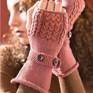 Puede incluir: Un par de guantes sin dedos de punto rosa con botones marrones. Los guantes tienen un patrón texturizado y un puño abatible.