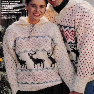 Könnte beinhalten: Ein Paar trägt passende cremefarbene isländische Pullover. Die Pullover haben ein Muster mit schwarzen Rentieren und geometrischen Formen. Der Text "act" und anderer Text ist oben links sichtbar.
