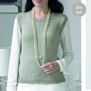 Peut inclure: Un gilet sans manches en tricot vert clair avec un col rond. Le gilet est porté sur une chemise blanche à manches longues. Le modèle porte un collier de perles.