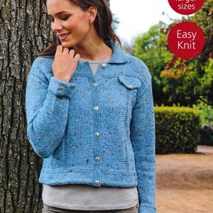 Könnte beinhalten: Eine hellblaue Strickjacke mit Knopfleiste und einer aufgesetzten Tasche. Die Strickjacke hat ein gesprenkeltes Muster und wird von einer Person getragen. Der Text "Enthält größere Größen" und "Einfaches Stricken" ist auf dem Bild zu sehen.