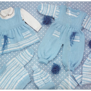 Könnte beinhalten: Ein Set gestrickter Babykleidung in blau-weißen Streifen. Das Set beinhaltet ein Kleid, einen Pullover, eine Mütze, eine Hose und einen Schal.