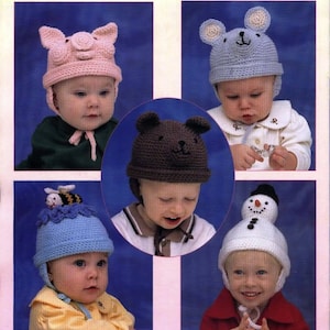 Può includere: Cinque cappellini all'uncinetto per neonati, ognuno con un diverso design di animali. I cappellini sono rosa, blu, marrone, azzurro e bianco. Gli animali sono un maiale, un topo, un orso, un'ape e un pupazzo di neve.