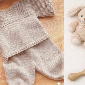 以下が含まれることがあります： ベージュ色のニットベビー服、白いリボンが付いたぬいぐるみウサギ、木製のガラガラ。 服にはセーターとズボンが含まれています。 ウサギは薄茶色で長い耳をしています。 ガラガラは明るい木の色です。