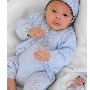Könnte beinhalten: Ein Baby in einem hellblauen Strick-Outfit, bestehend aus Mütze, Cardigan und Hose. Das Outfit hat einen Cardigan mit Knöpfen und ist aus einem weichen, strukturierten Garn gefertigt. Das Baby liegt auf einer weißen Oberfläche. Das Bild enthält ein kleineres inset-Bild desselben Babys.