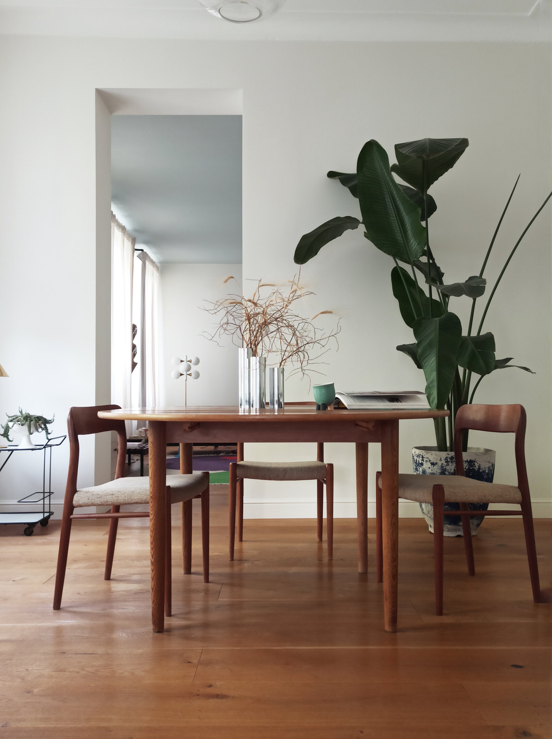 Beautiful Midcentury Oak Round Scandinavian Vintage Dining Table, Butterfly Extension, 1960s