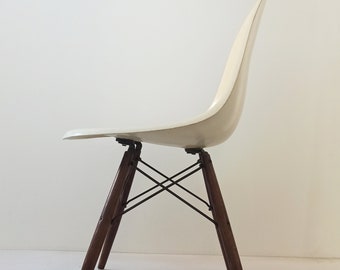 Silla lateral original vintage Herman Miller Vitra Eames con base de madera color crema (DSW)