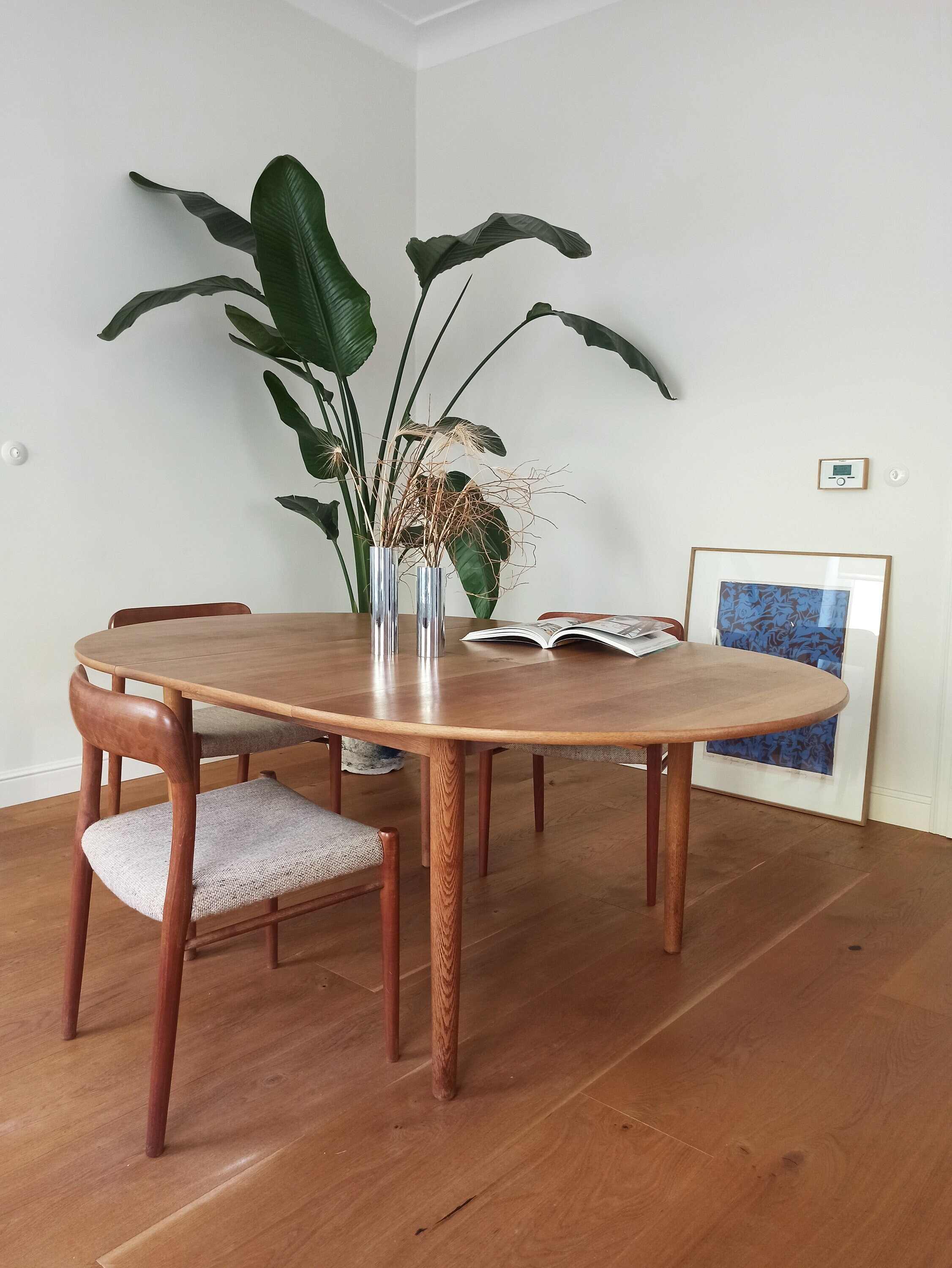 Beautiful Midcentury Oak Round Scandinavian Vintage Dining Table, Butterfly Extension, 1960s