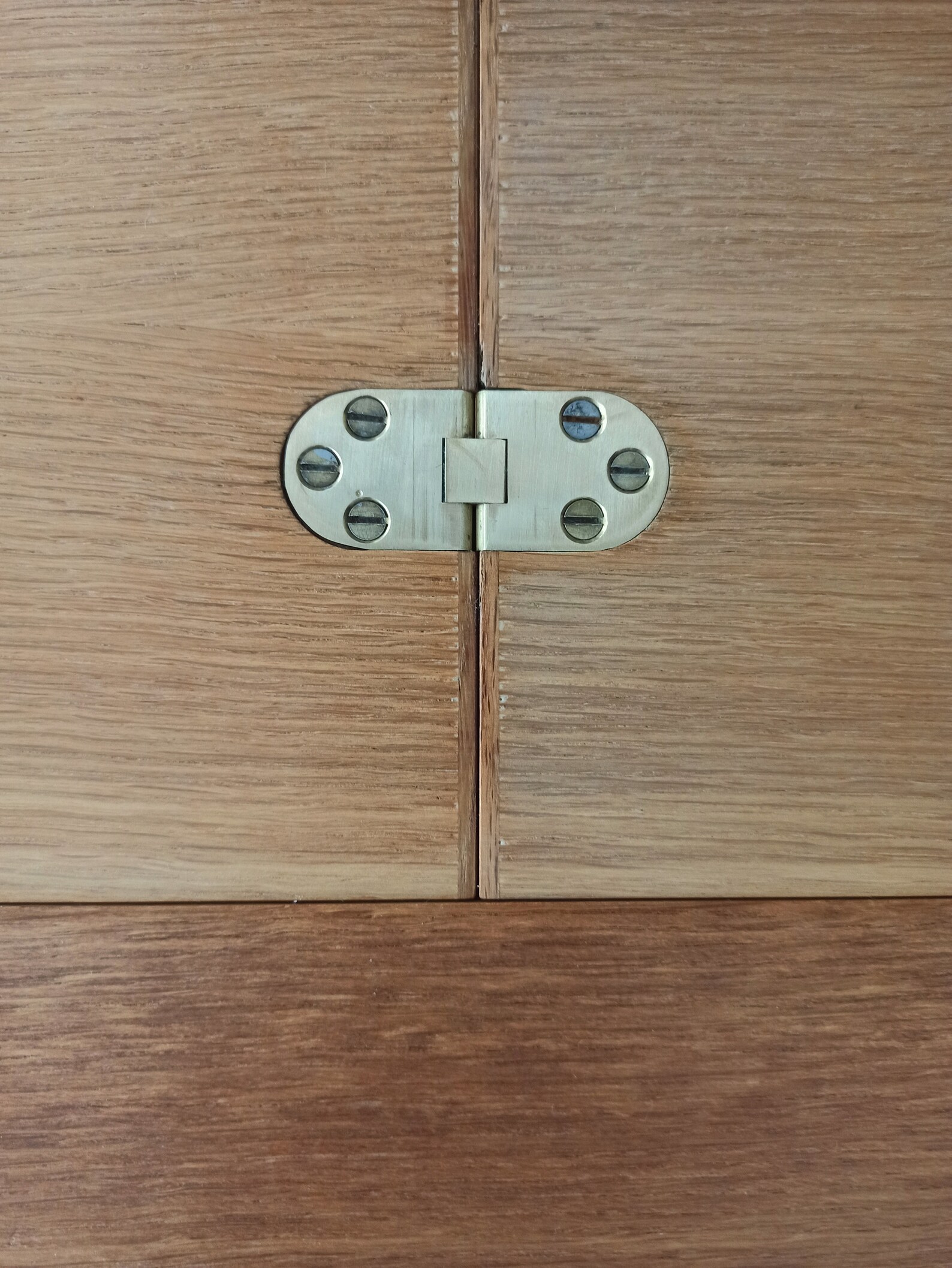 Beautiful Midcentury Oak Round Scandinavian Vintage Dining Table, Butterfly Extension, 1960s