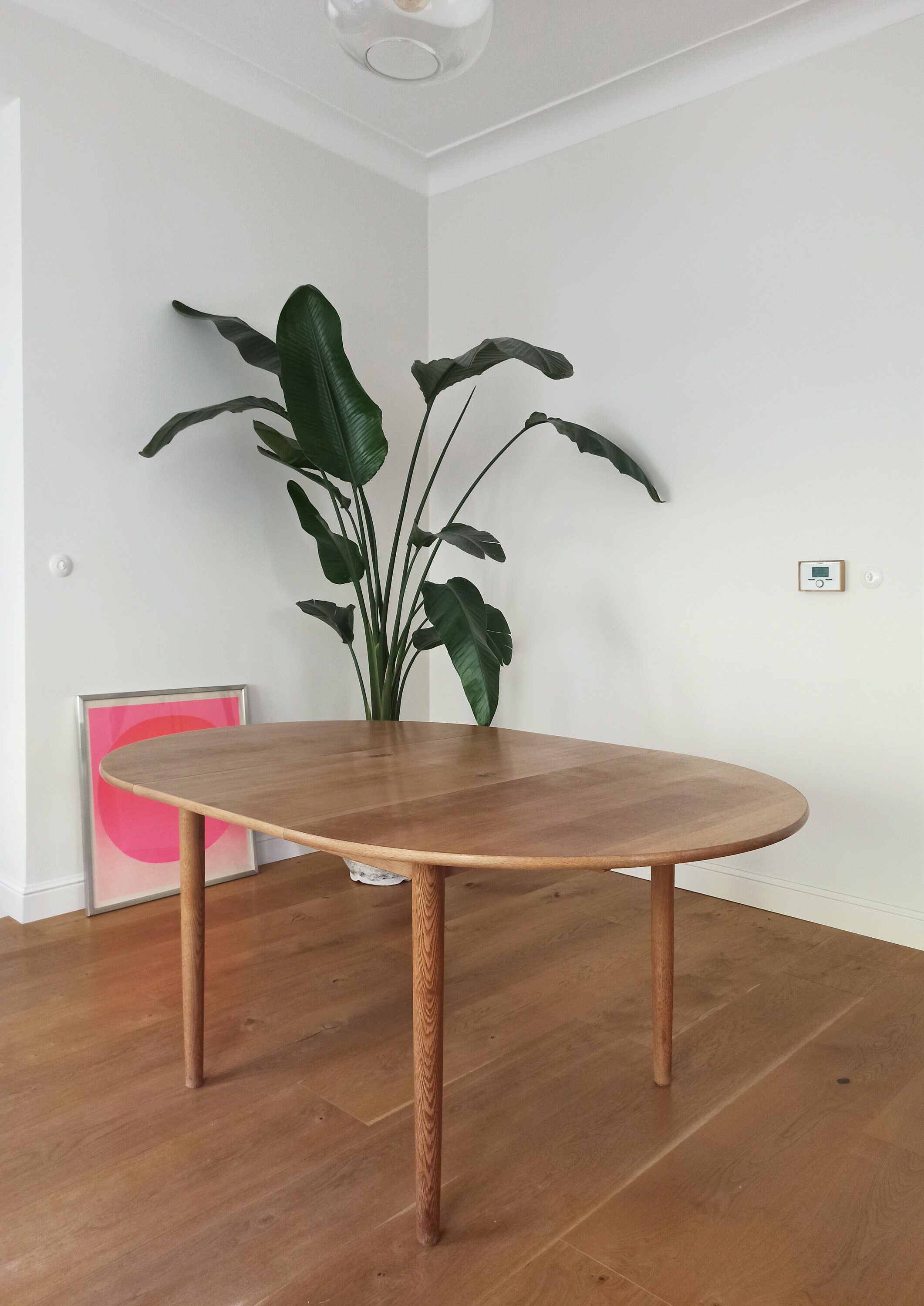 Beautiful Midcentury Oak Round Scandinavian Vintage Dining Table, Butterfly Extension, 1960s