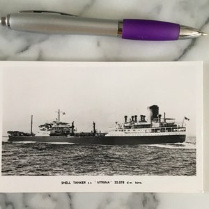 Puede incluir: Fotografía en blanco y negro del petrolero Shell ss "Vitrina" navegando sobre el agua. El barco tiene varias chimeneas y una bandera. El texto "SHELL TANKER ss "VITRINA" 32.078 d.w. tons." está impreso en la parte inferior.