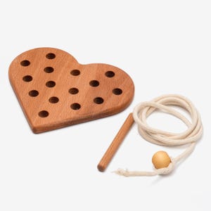 Jeu de laçage en bois en forme de cœur pour tout-petit, jouet de perles de laçage en bois, cadeau pour enfant de 3 ans par Happy Timber