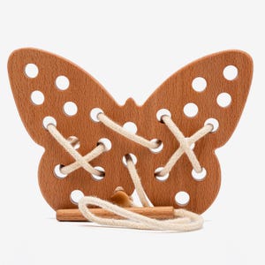 Houten speelgoed veter met vlindervorm voor peuters, speelgoed houten veterkralen, cadeau voor 3 jaar oud kind van Happy Timber