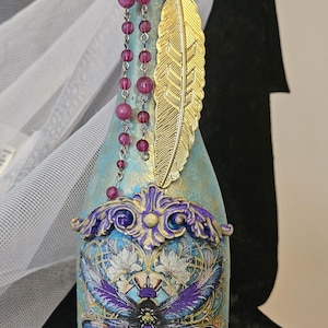 Bottiglia di arte fantasy alterata con libellula turchese