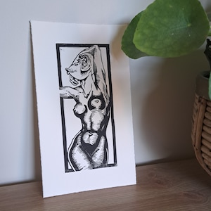 Linogravure femme tête de singe