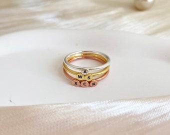 Aangepaste eerste ring, magere letterring, aangepaste naamring, stapelring, minimalistische ring, gepersonaliseerde sieraden, Signet Ring