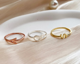 Anpassad initialring, Elegant initialring, Smal bokstavsring, Personlig namnring, Stapelring, Minimalistisk ring, Gåva till henne