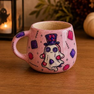 Roze keramische spookmok: Halloweenmok met goochelaarsspook, handgemaakt aardewerk