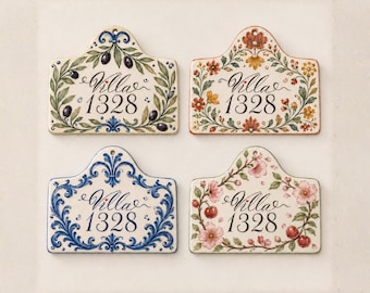 Op de afbeelding: Vier rechthoekige keramische bordjes met een boogvormige bovenkant, elk voorzien van de tekst Villa 1328 in zwart schrift. De ontwerpen bevatten olijftakken, kleurrijke bloemmotieven, blauwe krullen en roze bloesems met rode kersen.