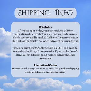以下が含まれることがあります： 「SHIPPING INFO」の文字が書かれたグラフィック。米国および国際注文に関する情報（配達通知や追跡の詳細など）が記載されています。背景は、雲のある水色の空です。