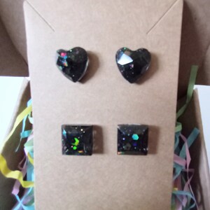 2 pairs of black glittery resin stud earring