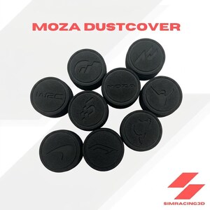 Puede incluir: Un conjunto de nueve cubiertas antipolvo circulares negras para botones de volante de carreras, cada una con un logotipo en relieve único que incluye Moza, WRC y varios símbolos de carreras. El texto MOZA DUSTCOVER está impreso en rojo arriba.