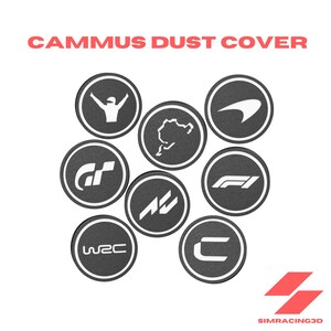Może przedstawiać: Zestaw czarno-białych osłon przeciwpyłowych z różnymi logo o tematyce wyścigowej. Tekst "CAMMUS DUST COVER" jest wyświetlany na czerwono u góry. Logo obejmują osobę z podniesionymi ramionami, mapę i litery "F1".