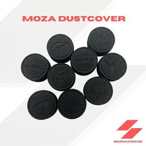 Könnte beinhalten: Eine Sammlung von neun runden, schwarzen Moza-Staubschutzabdeckungen mit verschiedenen geprägten Rennsport-Logos und Symbolen. Der Text MOZA DUSTCOVER ist oben in Rot gedruckt, der Markenname SIMRACING3D steht unten rechts in Rot.