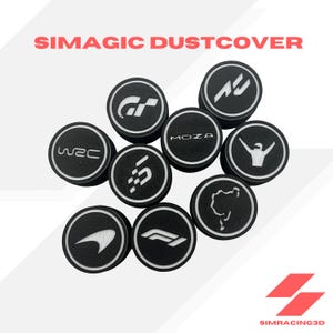 Puede incluir: Un conjunto de cubiertas antipolvo Simagic negras con logotipos blancos, incluyendo "MOZA", "WRC" y "F1". El texto rojo "SIMAGIC DUSTCOVER" se muestra en la parte superior. El logotipo de Simracing3D está en la esquina inferior derecha.