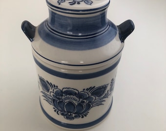 Delft blue pot in the shape of a milk can