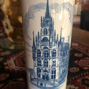 Delfter blaues Ginglas Royal Goedewaagen mit Rathaus von Gouda