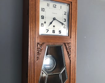 Horloge murale Vedette du siècle dernier avec beau mécanisme de sonnerie sur 8 tiges de gong.