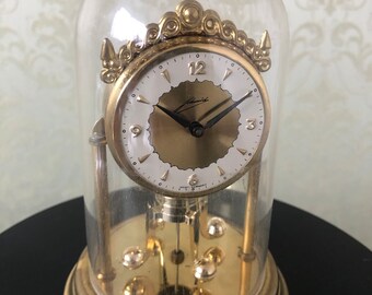 Pequeño reloj de campana alemán vintage con el llamado péndulo giratorio.