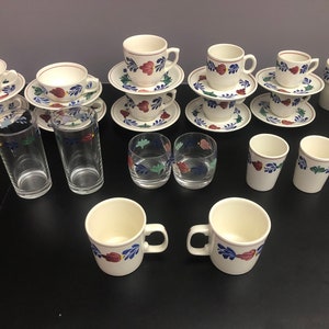 Collection of 10 sets of gingerbread tea glasses, lemonade glasses, coffee cups, teacups and cups.