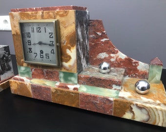 A fantastic marble French Art Deco mantel clock in beautiful condition from the 1930s.