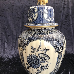 Delft blue urn / lidded vase Royal Sphinx made by Boch with sishi (foo dog) lid.