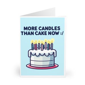 Carte d'anniversaire amusante • « Plus de gâteaux que de bougies :/ » • Voeux avec humour vieillissant • Joli gâteau de dessin animé • Cadeau d'anniversaire léger pour lui ou elle