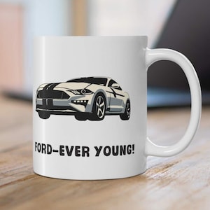 REGALO PARA AMANTES DE FORD – Taza "Ford-Ever Young" / Taza de café de cerámica divertida / Regalo de cumpleaños o Navidad para entusiastas de Ford / Regalo para amantes de los coches