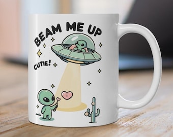 「ビーム・ミー・アップ、キューティー」エイリアンマグカップ – 面白い宇宙ギフト | 風変わりなセラミックコーヒーカップ | 宇宙の朝にぴったりの11オンスマグカップ | UFO好きへのギフト