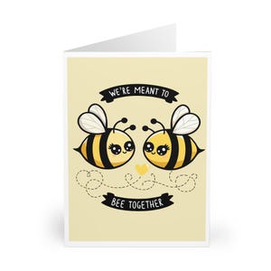 Uroczy, bee-pun, pusty środek, formaty A6–A5. Słodka notatka na Walentynki, rocznice, urodziny. Wydrukowano w Wielkiej Brytanii, koperta kraft