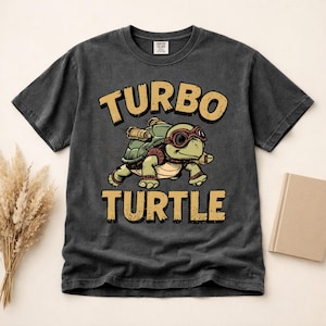 T-shirt Turbo Turtle Racing / Maglietta grafica vintage retrò con tartaruga razzo