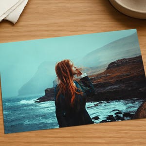 Ginger Wind 1 – Fine Art Photo Print | Emocjonalny portret kobiety | Mała sztuka ścienna 10 x 15 cm