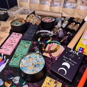 Boîte mystère sorcière - Petite, moyenne, grande taille - Boîte sorcellerie personnalisée avec bougies, cristaux, jeu de tarot, objets rituels, coffret spirituel