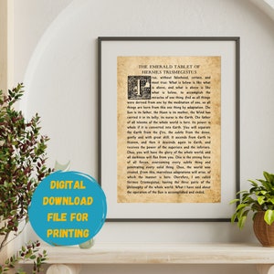 Peut inclure: Une impression encadrée d'un document antique en parchemin avec le titre "La Table d'Émeraude d'Hermès Trismégiste". Le texte est en noir et décrit les principes de l'alchimie et la création du monde.