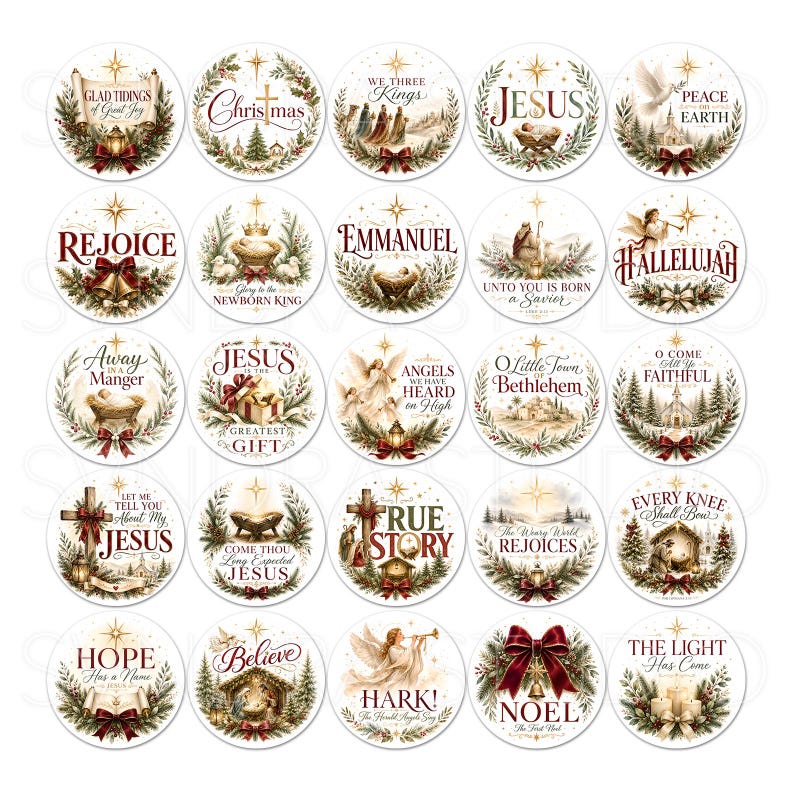 Puede incluir: Una colecci&oacute;n de veinticinco pegatinas circulares con ilustraciones de tem&aacute;tica navide&ntilde;a. Cada dise&ntilde;o incluye vegetaci&oacute;n festiva, lazos rojos y estrellas doradas, con textos religiosos como Glad Tidings, Rejoice y Emmanuel.