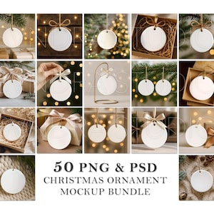 Puede incluir: Una colección de adornos navideños blancos y redondos con una cuerda para colgar. Los adornos se muestran en varios entornos, incluyendo cajas de regalo, sobre un soporte y colgando de ramas. También se ve el texto "50 PNG & PSD CHRISTMAS ORNAMENT MOCKUP BUNDLE".
