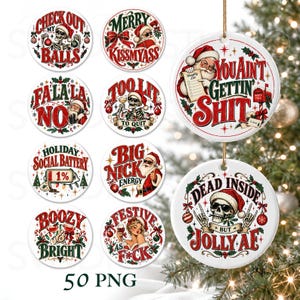 Puede incluir: Una colección de adornos navideños redondos y blancos con diversas ilustraciones y textos festivos, incluyendo esqueletos, Santa Claus y frases humorísticas como Check Out My Balls, You Ain't Gettin' Shit y Dead Inside But Jolly AF.