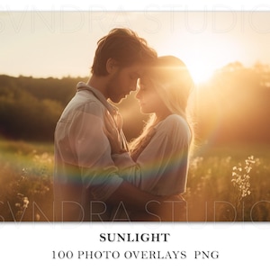 Puede incluir: Un fotomontaje romántico que muestra a una pareja abrazándose en un campo bañado por la luz dorada del sol. La imagen incluye un efecto arcoíris y el texto "SUNLIGHT 100 PHOTO OVERLAYS PNG".